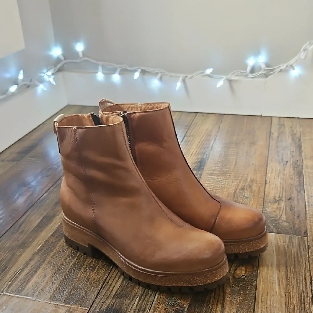 Taos Footwear Tan Leather Ankle‎ Boots